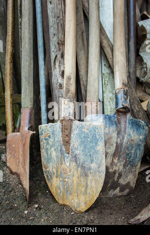 Utilisé et porté les outils de jardinage dans un hangar, en attendant les travaux agricoles de printemps Banque D'Images