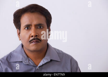 Close up portrait of man tendue sur un fond blanc. Banque D'Images