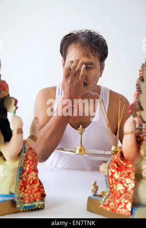 Man putting on tilak Banque D'Images