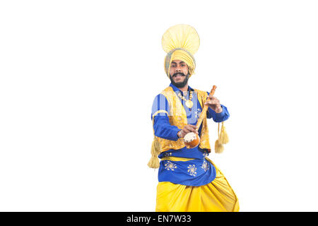 Portrait d'homme sikh faisant la danse bhangra Banque D'Images