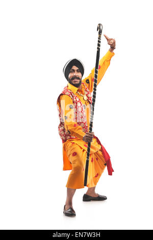 Portrait d'homme sikh faisant la danse bhangra Banque D'Images