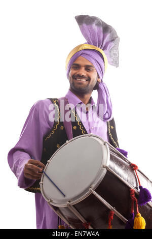 Portrait d'homme sikh jouant à la batterie Banque D'Images