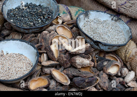 Graines de sésame et de mangue à la vente au marché Banque D'Images