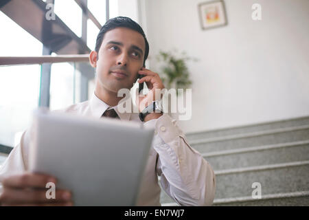 Conseil exécutif talking on mobile phone Banque D'Images