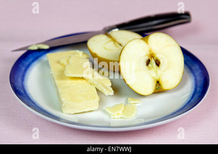 Egremont russet pomme avec du fromage sur la plaque. Egremont russet pommes sont une ancienne français apple datant du 18 c Banque D'Images