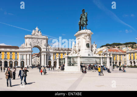 PORTUGALTHE LISBONNE Praca do Comercio SQUARE AVEC VOÛTE ARCO DA RUA AUGUSTA ET STATUE DU ROI JOSE 1 SERPENTS DE BROYAGE Banque D'Images