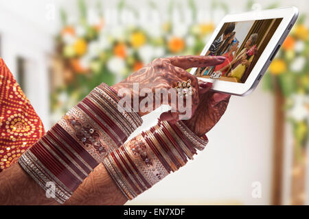 Close-up of a Brides part using tablet computer Banque D'Images