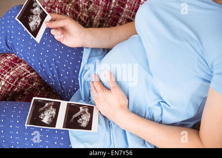 Femme enceinte à la recherche à l'échographie Banque D'Images