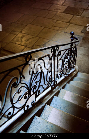 Main courante en fer forgé ancien à l'intérieur d'un hôtel particulier Français Banque D'Images