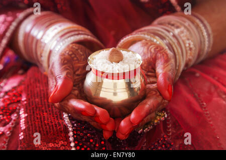 Close-up of a Brides mains effectuant des rituels de mariage avec kalash Banque D'Images