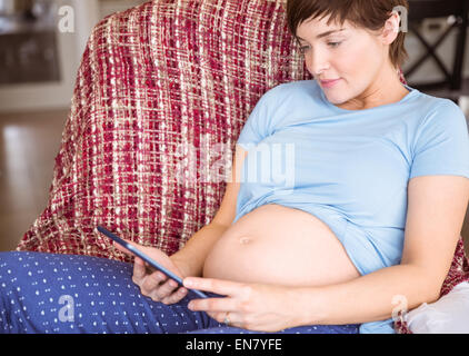 Pregnant woman using tablet pc Banque D'Images