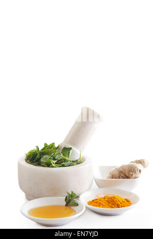 Phytothérapie produits avec broyeur médecine isolé sur fond blanc Banque D'Images