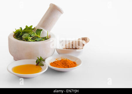 Phytothérapie produits avec broyeur médecine isolé sur fond blanc Banque D'Images