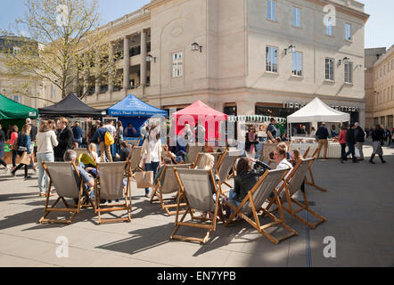 Les clients qui font le meilleur parti du soleil, du centre commercial Southgate, du centre de Bath City, en Angleterre, au Royaume-Uni Banque D'Images