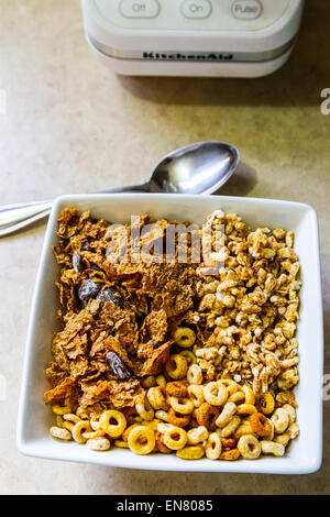 Cheerio's, rendez-vous sur Kashi Crunch, maigre et stocker les céréales Raisin Bran de marque dans un bol carré pour le petit-déjeuner. Banque D'Images