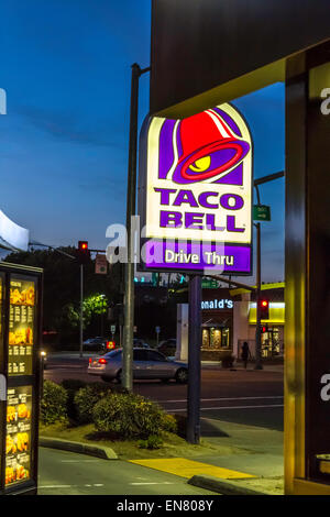 Un Taco Bell et McDonalds de l'autre côté de la rue de l'autre à Modesto en Californie, les concurrents pour le petit déjeuner des clients. Banque D'Images