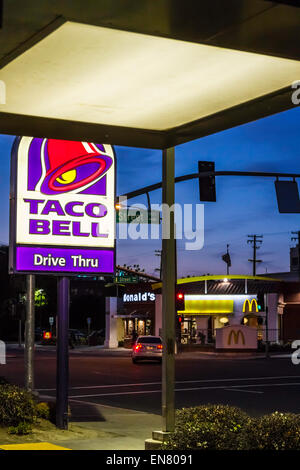 Un Taco Bell et McDonalds de l'autre côté de la rue de l'autre à Modesto en Californie, les concurrents pour le petit déjeuner des clients. Banque D'Images