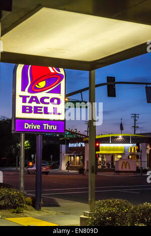 Un Taco Bell et McDonalds de l'autre côté de la rue de l'autre à Modesto en Californie, les concurrents pour le petit déjeuner des clients. Banque D'Images