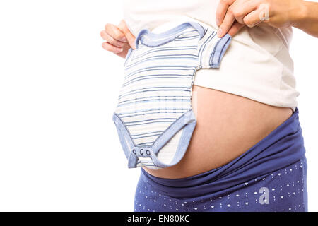 Pregnant woman holding vêtements de bébé Banque D'Images