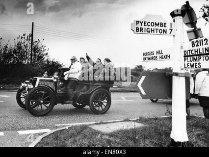 Le Londres à Brighton Veteran Car Run avec de vieux véhicule sur route de campagne avec 7 miles de gauche à Brighton Novembre 1991 Banque D'Images