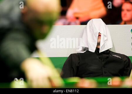 York, UK, 11 Dec, 2005. Ronnie O'Sullivan sam avec une serviette sur la tête dans le Championnat du Royaume-Uni 2005 ©Eric Whitehead Banque D'Images