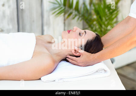 Brunette recevant head massage Banque D'Images