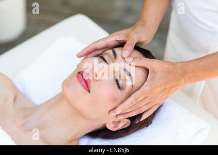 Brunette recevant head massage Banque D'Images