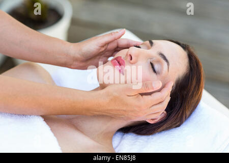 Brunette recevant head massage Banque D'Images