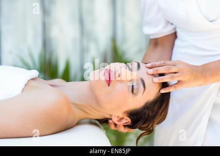 Brunette recevant head massage Banque D'Images