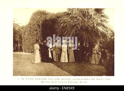 La page 474 de la publication de 1911 de Bates-Batcheller comprend un portrait du roi Édouard VII et de la reine Alexandra d'Angleterre, soulignant leur règne et leurs devoirs royaux. Banque D'Images