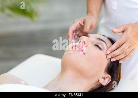 Brunette recevant head massage Banque D'Images