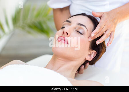 Brunette recevant head massage Banque D'Images