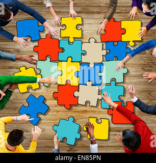 Groupe de gens très divers avec Concept Jigsaw Puzzle Pieces Banque D'Images