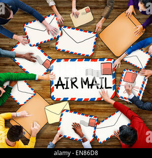 Groupe multi-ethnique de personnes avec Air Mail Concept Banque D'Images