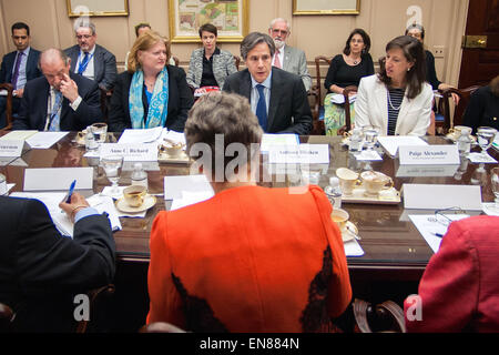 Sous-secrétaire d'État Tony Blinken, Sous-secrétaire d'État à la population, les réfugiés et la migration Anne Richard, et l'Agence des États-Unis pour le développement international Administrateur assistant du Bureau pour le Moyen-Orient Paige Alexander rencontrer les dirigeants de l'Organisation des Nations Unies et de la Banque mondiale au département d'État des États-Unis à Washington, D.C., le 17 avril 2015. Banque D'Images