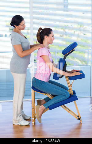 Woman having massage dos Banque D'Images