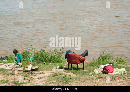 Les sans-abri sur le Mekong riverside à Phnom Penh au Cambodge, en Asie. Banque D'Images