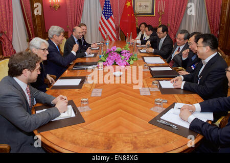 Le secrétaire d'Etat John Kerry - flanqué d'État Chef d'état-major Jon plus fine, sous secrétaire d'État aux affaires politiques, Wendy Sherman, directeur principal du Conseil national de sécurité pour l'Iran, l'Iraq, la Syrie et les Etats du Golfe, Robert Malley, et le Département d'État adjoint principal du Coordonnateur pour la politique de sanctions à l'Backemeyer - Christopher se trouve en face du ministre chinois des affaires étrangères Wang Yi et d'une équipe de conseiller le 29 mars 2015, à Lausanne, Suisse, avant une réunion bilatérale en marge du P5 +1 des négociations sur l'avenir du programme nucléaire de l'Iran. Banque D'Images