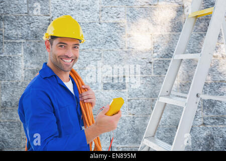 Portrait of male electrician holding multimètre in office Banque D'Images