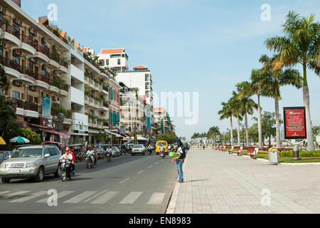 Preah Sisowath Quay - la belle, rue Riverside à Phnom Penh, Cambodge, Asie. Banque D'Images