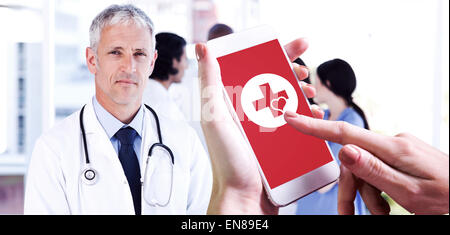 Image composite de part holding smartphone Banque D'Images