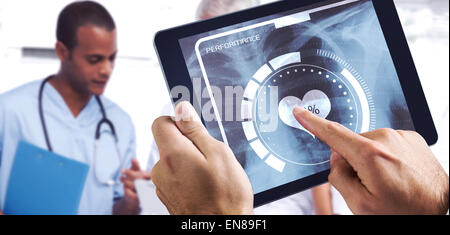 Image composite de l'homme à l'aide de tablet pc Banque D'Images