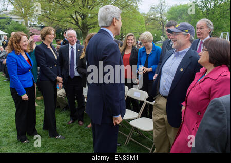 Le secrétaire d'Etat John Kerry s'entretient avec le représentant américain Katherine Clark, les sénateurs américains Elizabeth Warren et Edward Markey, et d'autres personnes associées à la délégation du Congrès du Massachusetts comme ils se tiennent sur la pelouse Sud de la Maison Blanche le 23 avril 2015, avant que le président Obama a honoré le Super Bowl Championship remporté par les New England Patriots. Banque D'Images