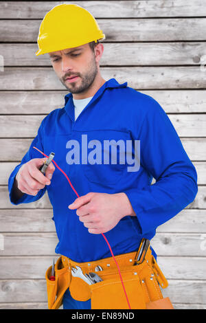 Image composite du fil de découpe avec une pince d'électricien Banque D'Images