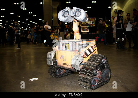 Un contrôle à distance du robot Wall-E du film Wall-E se déplace la convention hall à Stan Lee's Comikaze Expo. Banque D'Images