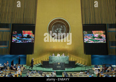 Le secrétaire d'Etat John Kerry comme suit pour le podium de l'Assemblée générale des Nations Unies en tant qu'il porte sur l'examen 2015 Conférence des Parties au Traité sur la non-prolifération des armes nucléaires au siège des Nations Unies à New York, New York, le 27 avril 2015. Banque D'Images