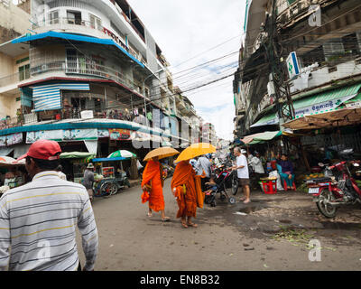 Scène de rue avec deux moines bouddhistes à Phnom Penh, Cambodge, Asie. Banque D'Images