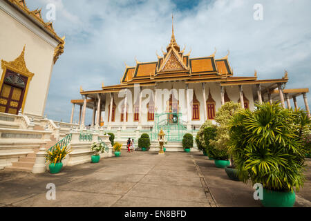 Palais Royal à Phnom Penh, Cambodge, Asie. La pagode d'argent et le Mondap (bibliothèque). Banque D'Images