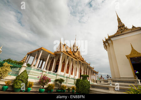 Palais Royal à Phnom Penh, Cambodge, Asie. La pagode d'argent et le Mondap (bibliothèque). Banque D'Images