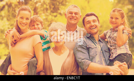 Portrait d'une famille élargie au park Banque D'Images